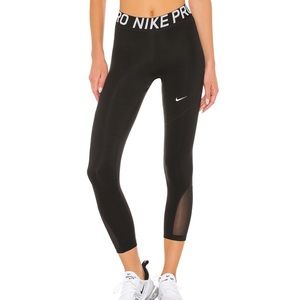 NIKE Pro Capri in Black & White